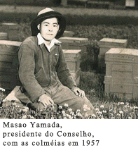 Masao Yamada, presidente do Conselho, com as colmias em 1957