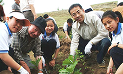 Second from the left is Dr. Miyakawa.  Second from the right is Yamada Bee Farm president Hideo Yamada.