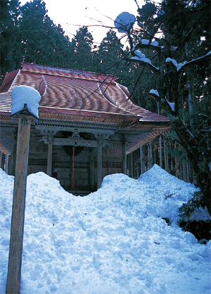 雪に埋もれた菱潟全海堂。7月の大祭に即身仏のご開帳をする