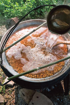 差し水をしながら1日かけて大豆を炊く