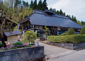 14部屋100畳以上の茅葺き屋根の家
