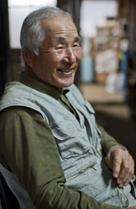 悪戯っ子のような表情を見せる寺前誠二さん