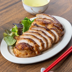 アカシア蜂蜜を使った鶏胸肉の照り焼き