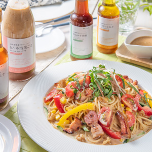 カリカリベーコンと夏野菜の生トマトソースパスタ
