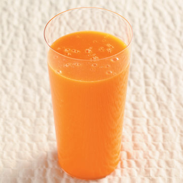 冷たくはちみつの甘さが飲みやすいにんじんとオレンジのスムージー