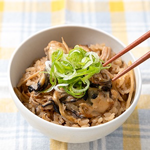 ｢れんげ米(白米)｣と｢きざみ生姜のおかか炊き｣を使った牡蠣の炊き込みご飯
